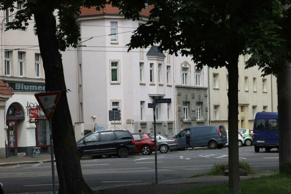 Die Polizei hatte am Mittwoch in der Schmidt-Rühl-Straße Anwohner befragt, um die Hintergründe zum Tod des 43-jährigen Hundebesitzers zu erfahren.