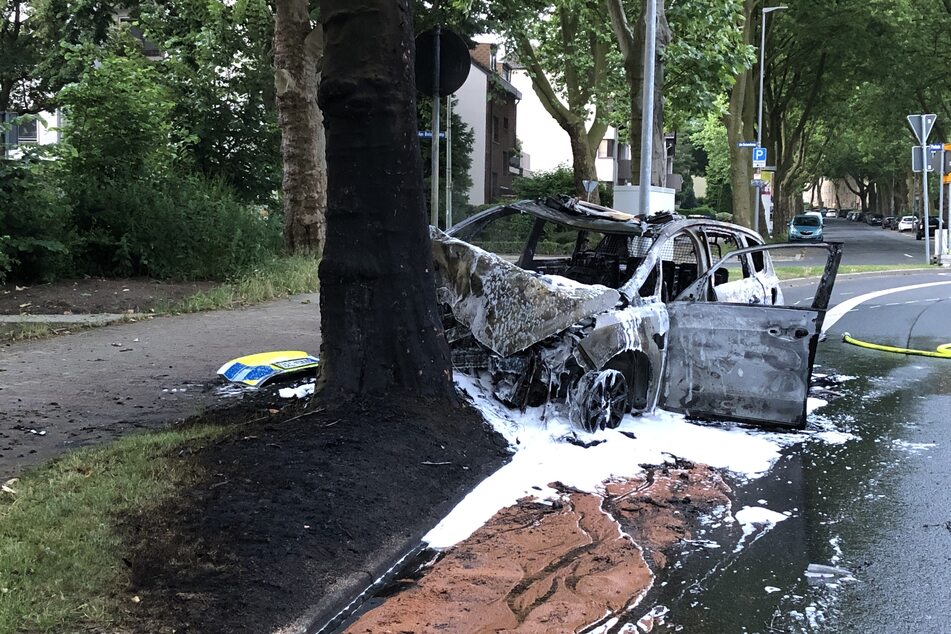 Der Polizeiwagen brannte nach dem Unfall lichterloh, zum Glück überlebten seine beiden Insassen den Crash.