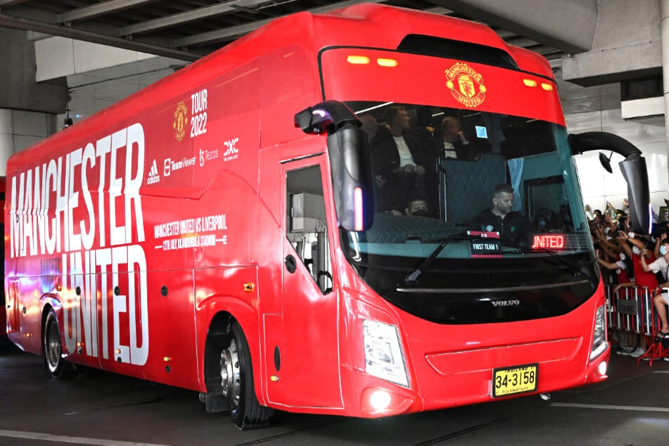 Gegner ermittelt! Plötzlich sitzt ein Fremder im Teambus von Spitzenklub