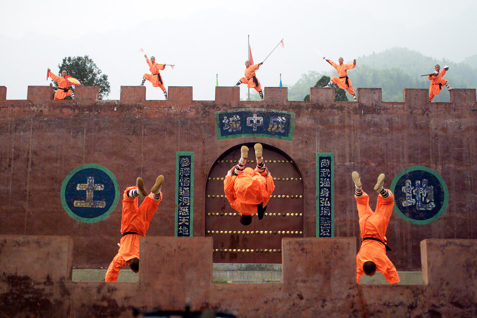 Im Kulturpalast zeigen 19 Meister und ihr Großmeister, was mit Qigong und Kung-Fu alles möglich ist.