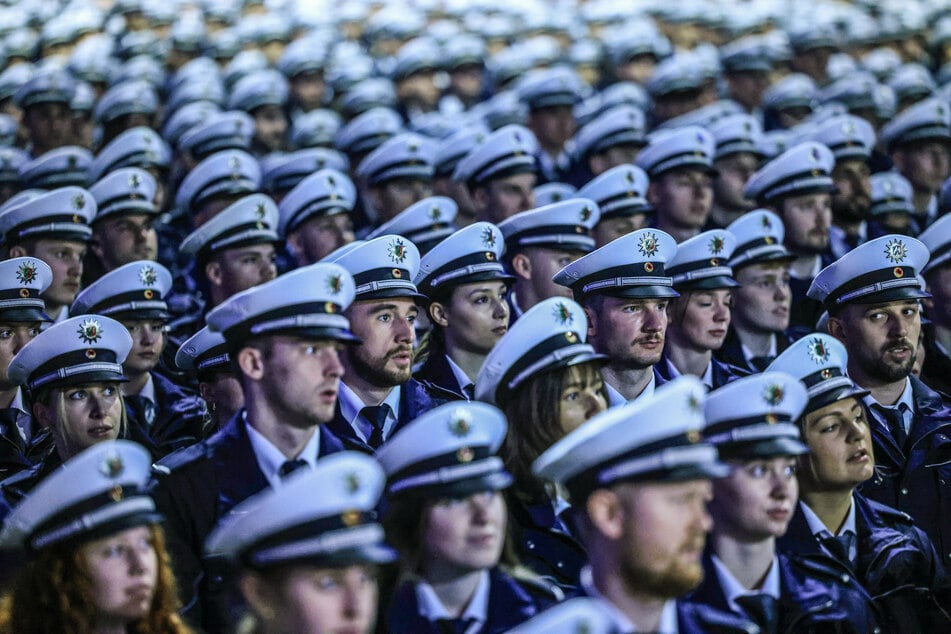 Jedes Jahr werden Tausende Polizei-Anwärter im Rahmen einer offiziellen Zeremonie vereidigt. (Symbolbild)