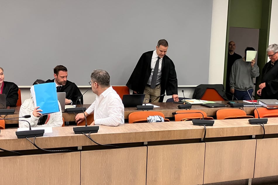 Die Frau (l.) entschuldigte sich vor Gericht, ihr Mann (r.) schwieg zu den Taten.