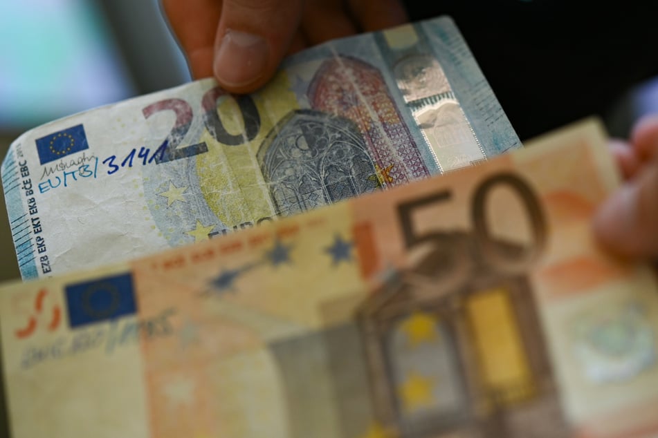 Mit dem "Fühlen - Sehen - Kippen"-Prinzip findet Ihr schnell heraus, ob ein Geldschein gefälscht ist. (Symbolfoto)
