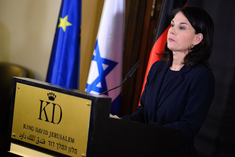 Annalena Baerbock (43,Grüne), Außenministerin, äußert sich gegenüber Medienvertretern im Hotel King David zur Situation in Israel.
