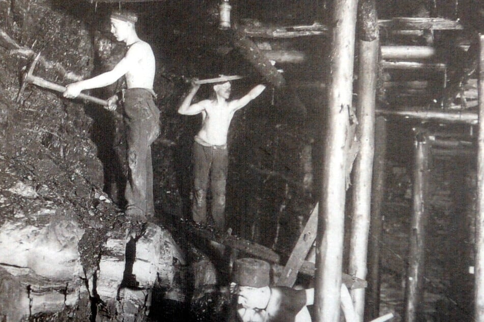Ein historisches Foto von 1922 zeigt, wie hart die Arbeit der Bergleute im Schacht unter Tage war.