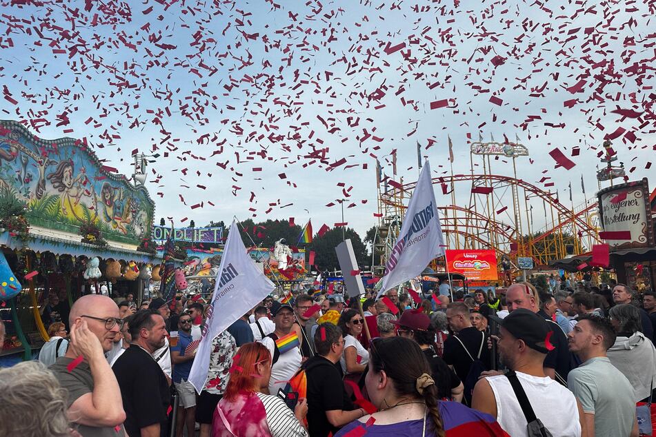 Rotes Konfetti regnete am Donnerstagabend auf die Teilnehmenden den Regenbogentag auf dem Hamburger Dom ein.