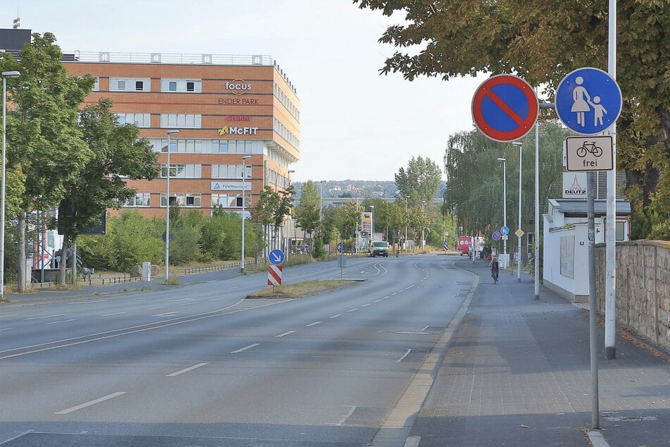 Dresden: Chaos-Fahrt durch Dresden: Betrunkene Fahrerin kracht mehrfach gegen Bäume und Laternen