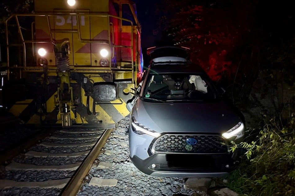 Der Wagen wurden mehrere Meter mitgeschleift und anschließend zu Seite gedrückt.