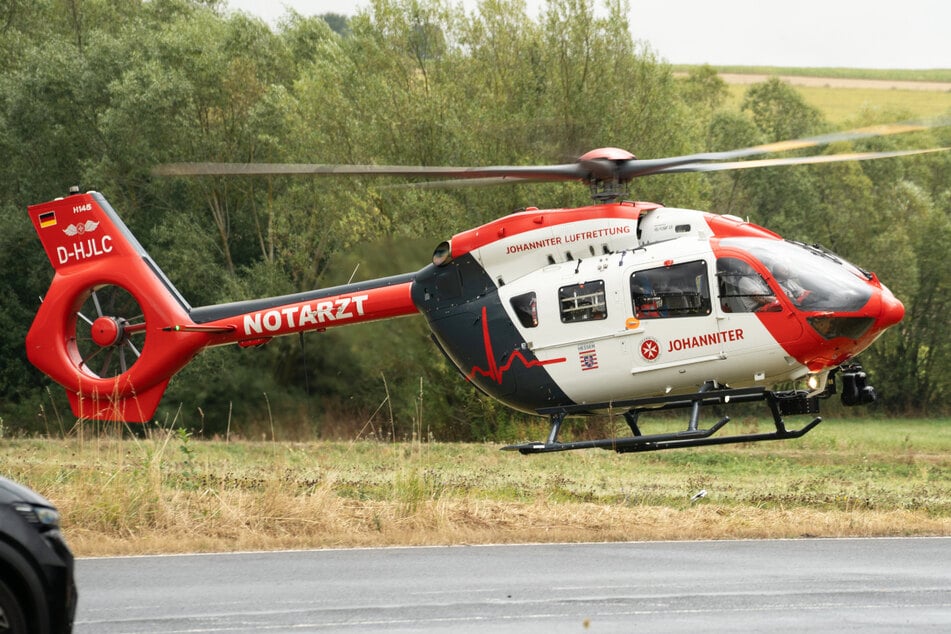 Sechs Jugendliche und zwei erwachsene Männer wurden bei dem Unfall in der Wetterau verletzt: Mehrere Rettungshubschrauber kamen zum Einsatz.
