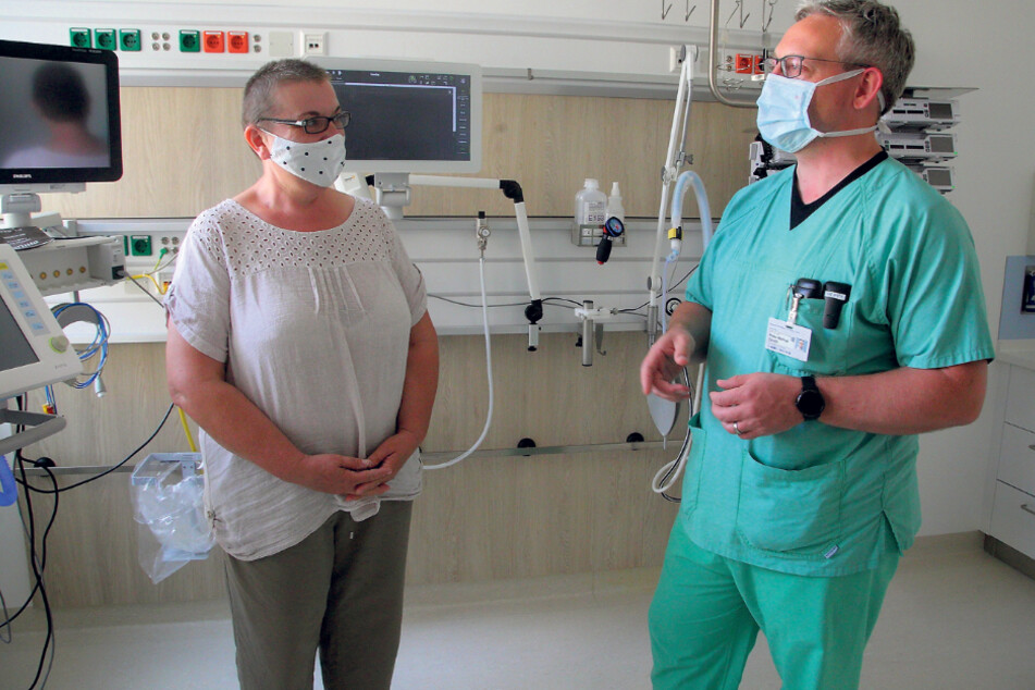 Wurde deutschlandweit als erste Patientin mit Remdesivir behandelt: Jenny Fischer (53) mit ihrem behandelnden Arzt Prof. Dr. Peter Spieth (42).
