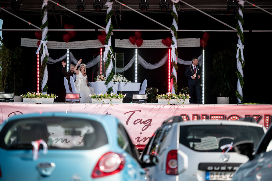 Corona macht es möglich: Paare heiraten im Autokino