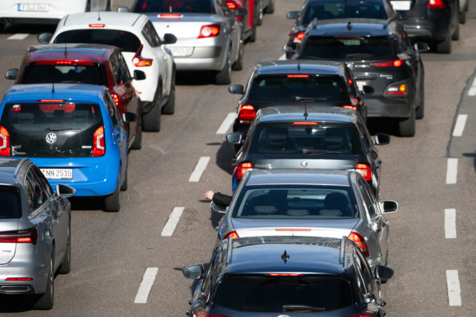 Auf der A4 bei Köln kommt es momentan zu langen Staus. (Symbolbild)