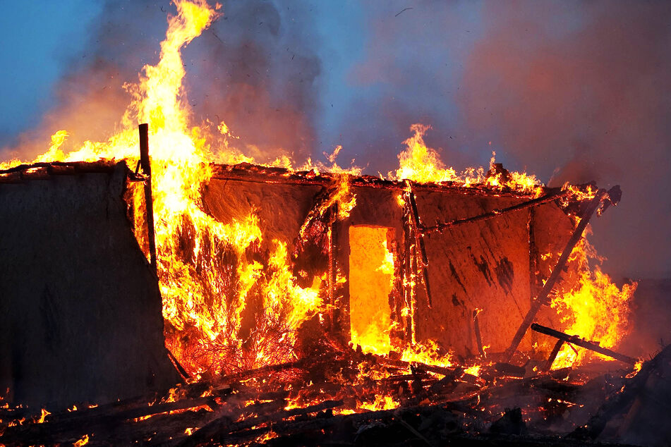 32 Menschen wurden offenbar von Viehdieben in zwei Häuser gesperrt, wo sie verbrannten. (Symbolbild)