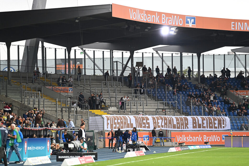 Leere Ränge sind vor dem Spiel im Gästeblock von St. Pauli zu sehen.