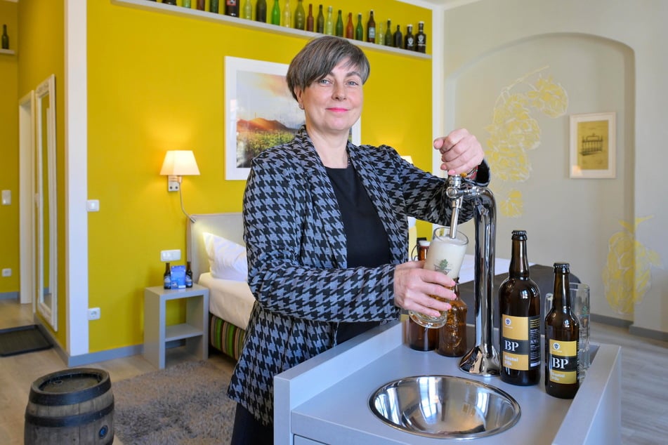 Hotelleiterin Stefanie Hänel (49) demonstriert die Bierzapfanlage im "Braumeisterzimmer".