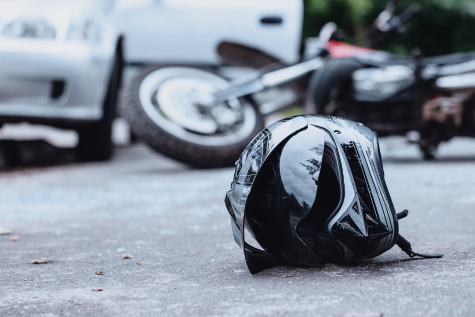 Der Motorradfahrer erlag seinen Verletzungen am Unfallort. (Symbolbild)