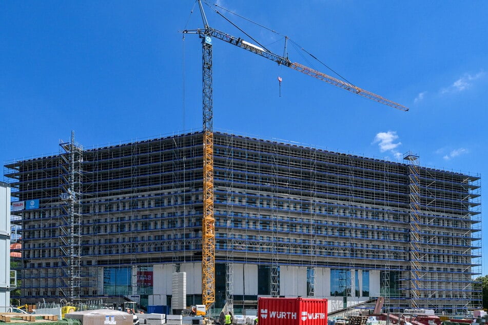 Das neue Verwaltungszentrum am Ferdinandplatz heißt "Stadtforum", soll Ende März kommenden Jahres eröffnet werden.