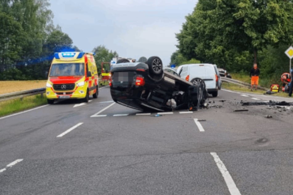 Auf der S51 im Landkreis Leipzig ist es am Donnerstagmorgen zu einem schweren Unfall zwischen einem Skoda und einem Lieferwagen gekommen.