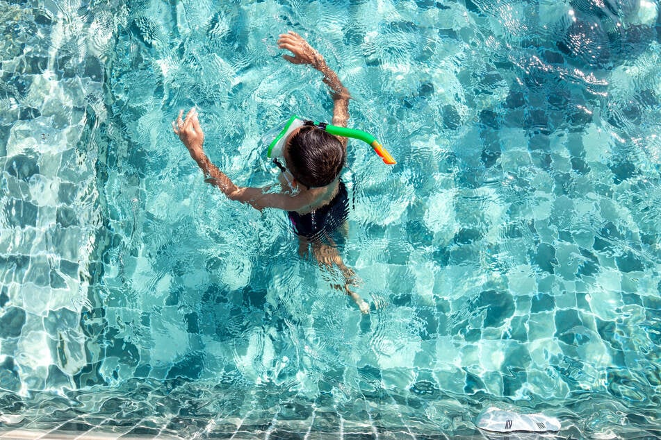 In Polen eilte ein Teenager in einem Schwimmbad einem Mädchen in Not zu Hilfe und rettete ihr das Leben. (Symbolbild)