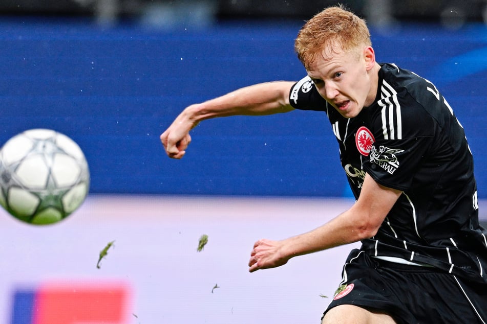 Mittelfeldspieler Hugo Larsson (21) gehört seit der Saison 2023/24 zum Kader von Eintracht Frankfurt.