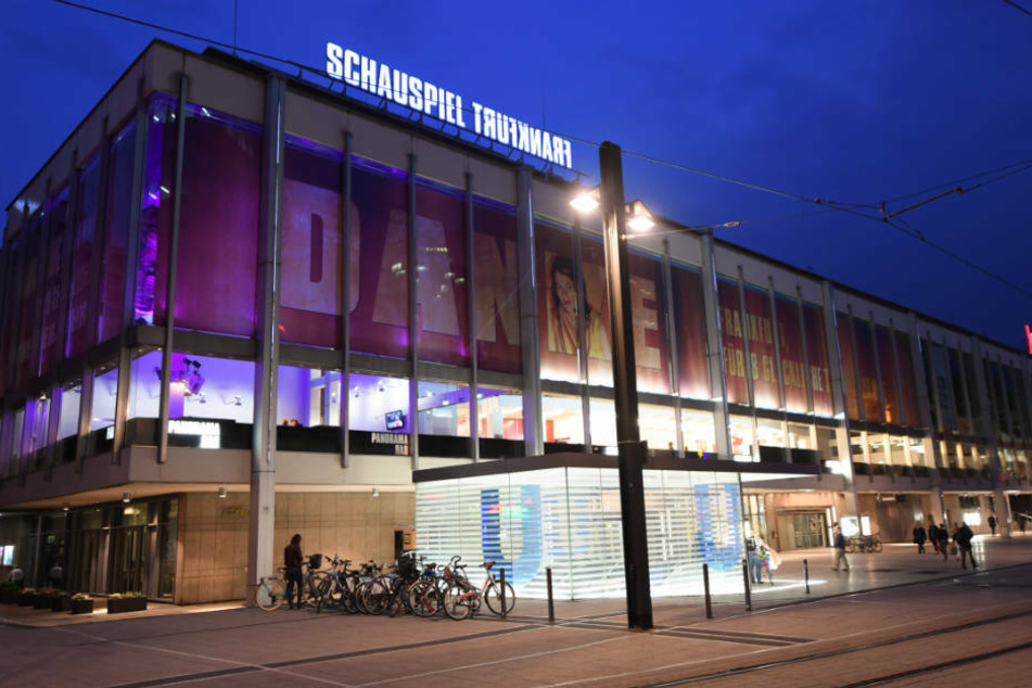 Das Foyer von Schauspiel (l) und Oper prägt das Gesicht des Willy-Brandt-Platzes in Frankfurt.