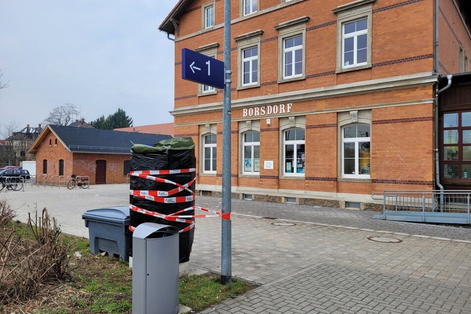 Dieser Automat in Borsdorf wurde in der Nacht zu Sonntag von Unbekannten gesprengt.