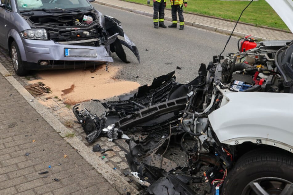 Renault-Fahrerin gerät auf Gegenspur und kracht gegen Audi