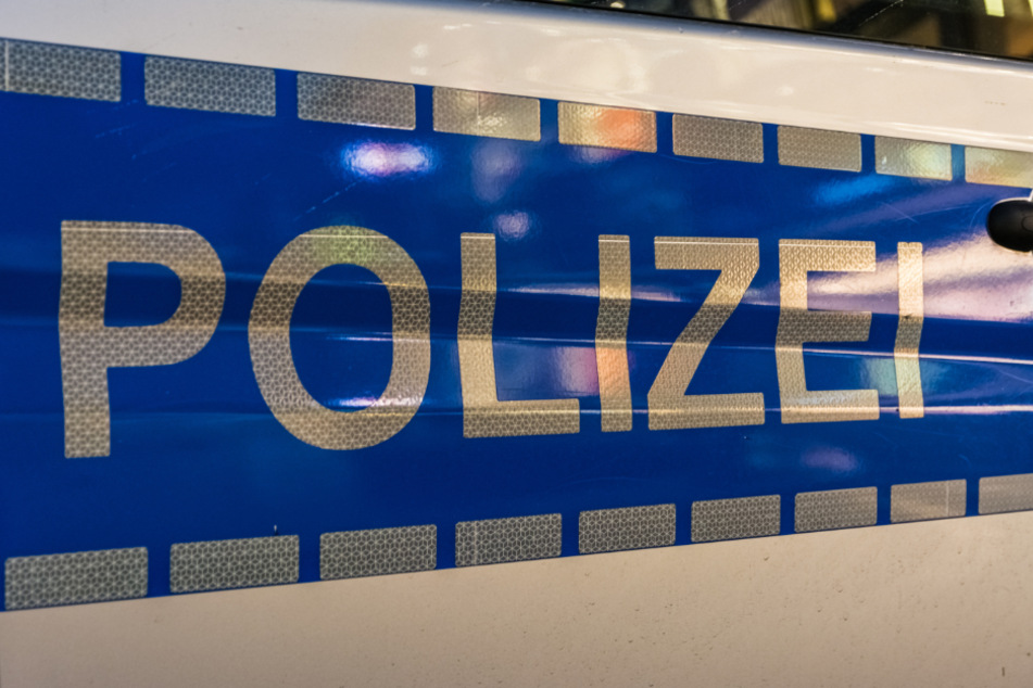 Einsatzkräfte der Polizei blieben unverletzt. Die Staatsanwaltschaft Gießen stufe den Vorfall als versuchte gefährliche Körperverletzung ein (Symbolbild).