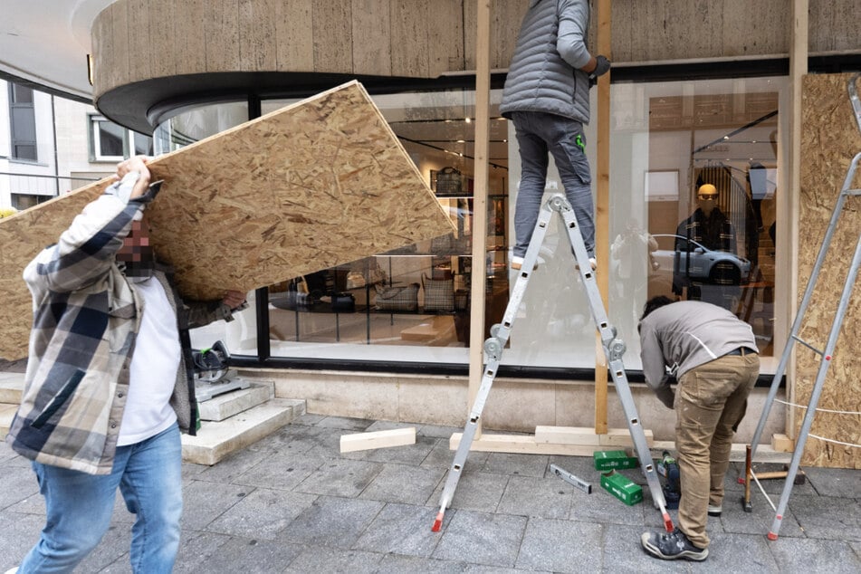 Vor "Gen Z regelt"-Demo: Mehrere Geschäfte in der Frankfurter Innenstadt ließen am Freitag ihre Schaufenster vorsorglich verbarrikadieren.