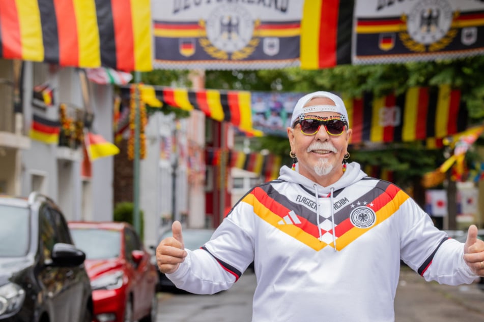 Achim Klimmeck alias "Flaggen-Achim" verwandelt seine Straße in Essen zu jedem großen Turnier in ein riesiges Fahnenmeer.