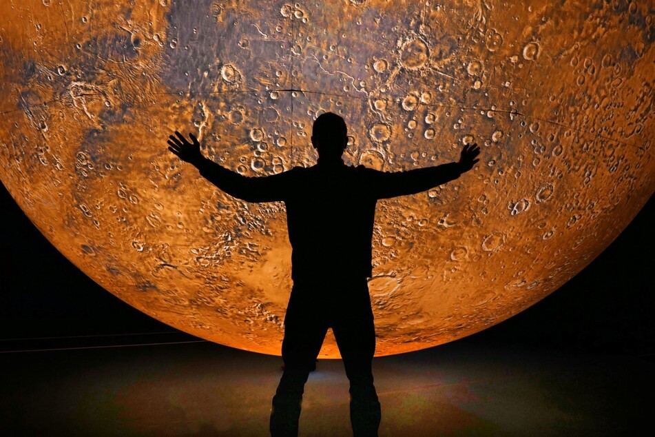 Die Mars-Installation des britischen Künstlers Luke Jerram zeigt die Marsoberfläche nach Originalfotografien der Nasa maßstabsgetreu 1:1 Million.