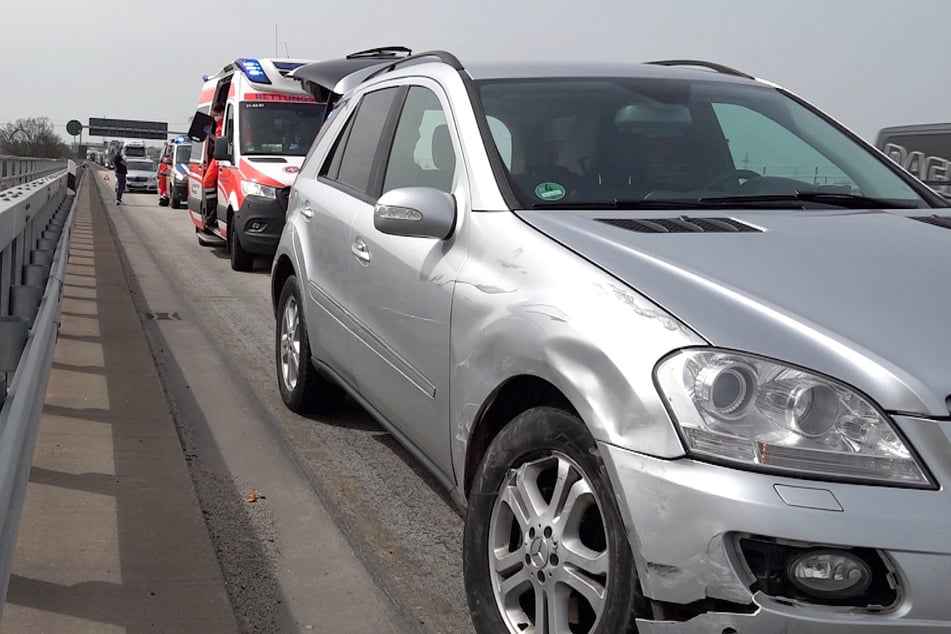 Unfall A2: Mercedes kracht in SUV: Kilometerlanger Stau auf der A2