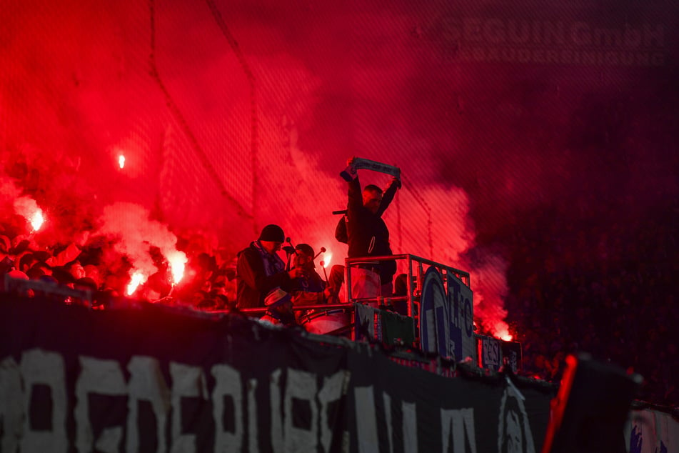 Während der Fußballpartie zwischen dem 1. FC Magdeburg und Schalke 04 wurde Pyrotechnik gezündet.