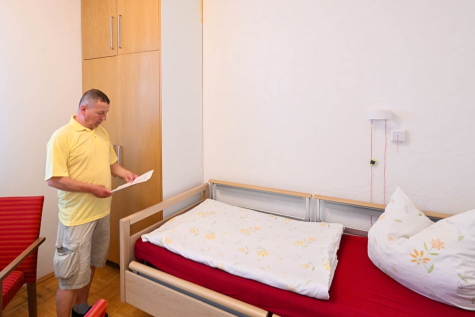 Dresdner wie Steffen Jentsch (63) machten sich am Mittwoch ein Bild von der Unterkunft - die Stadt lud zum Tag der offenen Tür.