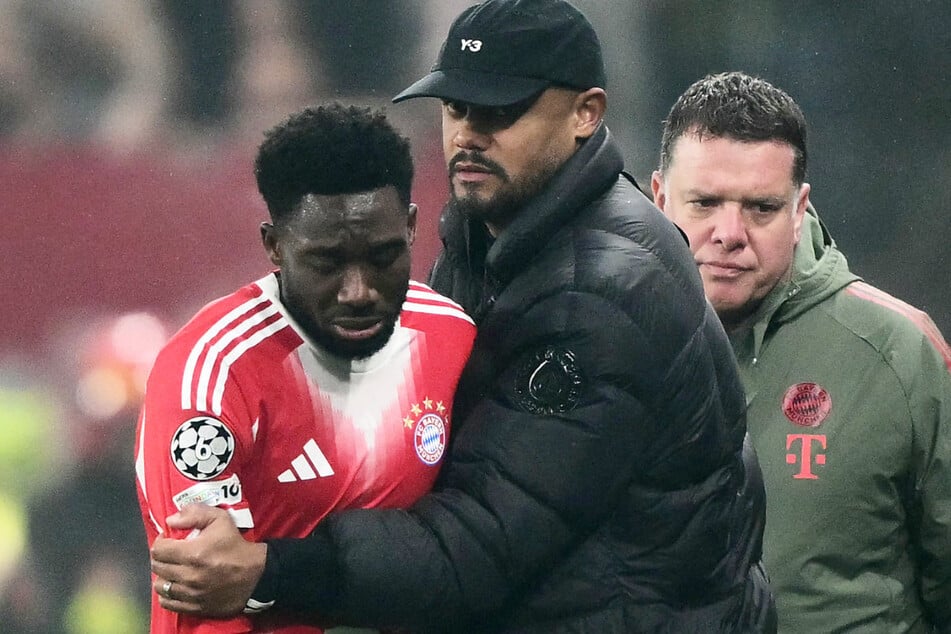 Bayern-Spieler Alphonso Davies (25, l.) muss schon wieder wegen einer Verletzung pausieren – und verpasst weitere WM-Vorbereitungen.