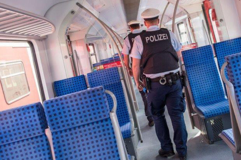 Unbekannte Substanz in Regionalzug versprüht: Polizei sucht Täter