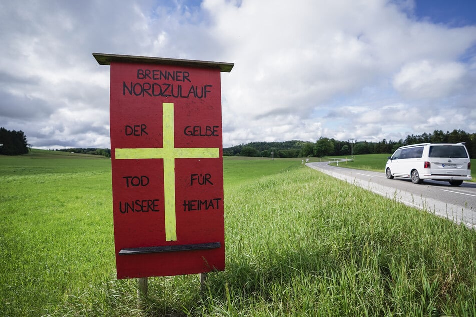 Ein Protestschild gegen den Brennerzulauf im bayerischen Aßling. Zwanzig Jahre nach der Vertragsunterzeichnung zum Bau des Brennerbasistunnels gibt es auf deutscher Seite noch nicht einmal eine fertige Planung für die Zuleitung.