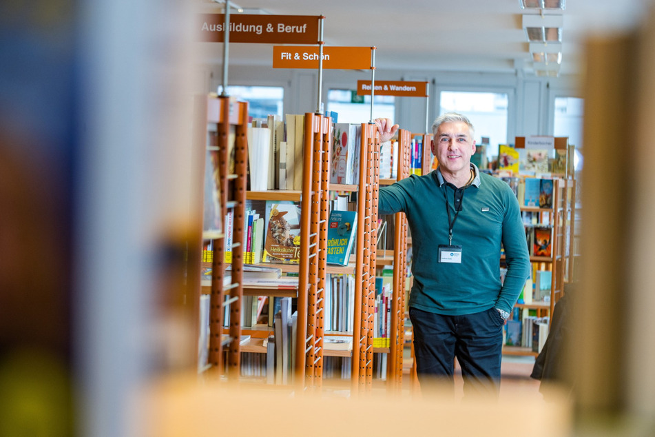 Der studierte Bibliothekar Andreas Goetz (59) arbeitet seit sechs Jahren in der Stadtbibliothek Prohlis und ist seit Februar 2024 ihr Leiter.