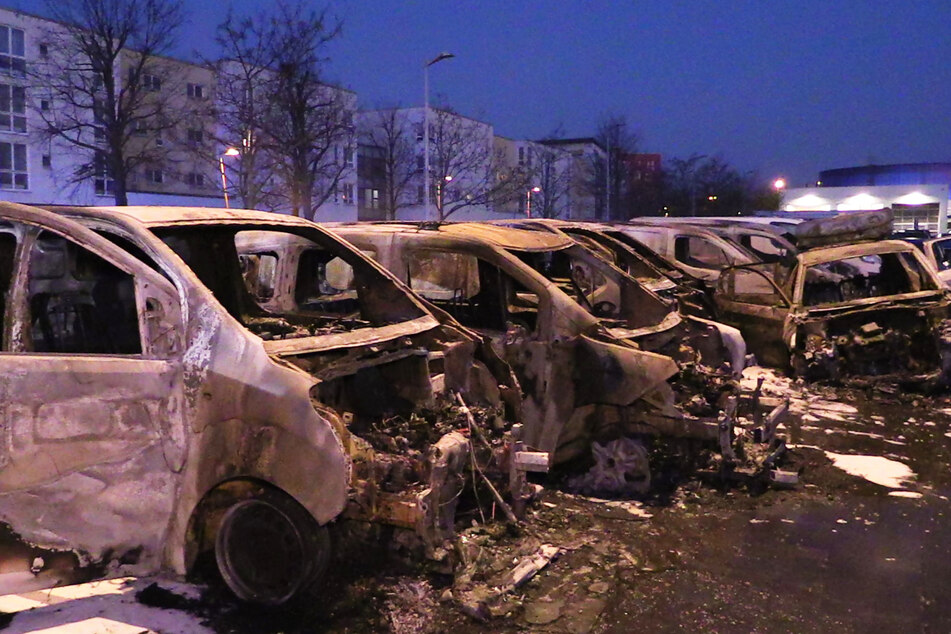 Da war nicht mehr viel zu retten: Bei einem Brand an einem Autohaus in Berlin-Marzahn wurden 25 Fahrzeuge beschädigt.