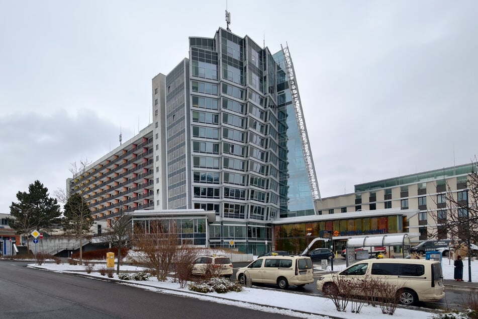 Gegen einen ehemaligen Chefarzt des Chemnitzer Klinikums wird wegen gewerbsmäßigen Betrugs ermittelt.