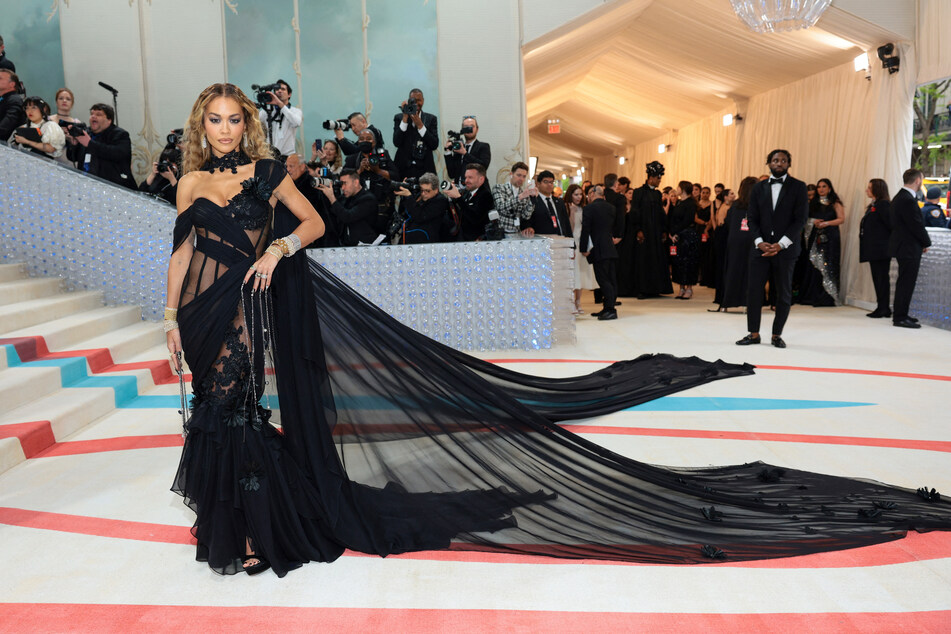 Rita Ora (32) zeigt sich auch auf dem roten Teppich stets in Topform.