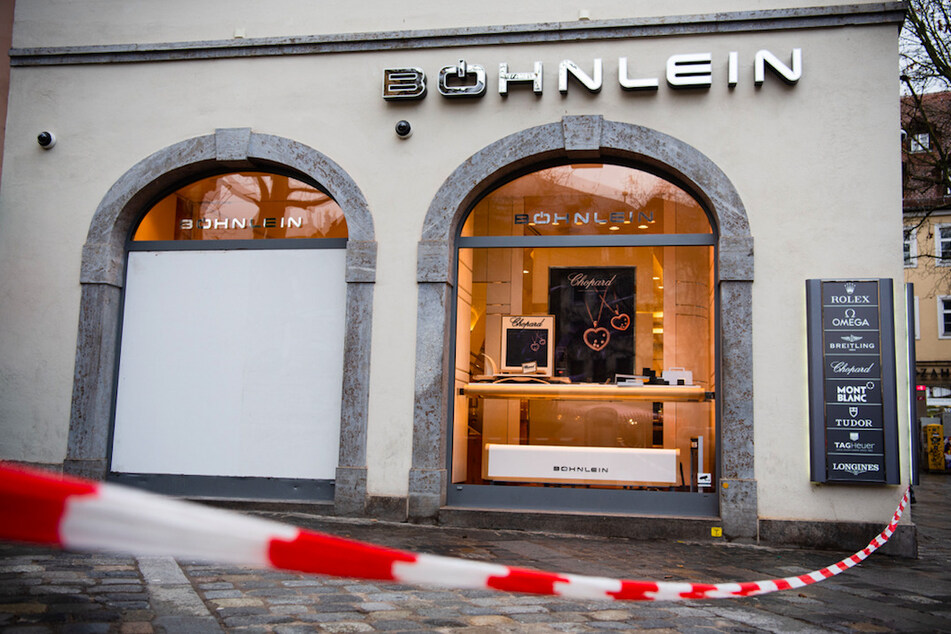 Mit weiß-rotem Flatterband ist der Bereich vor dem Juweliergeschäft in Bamberg abgesperrt. Mehrfach verschafften sich hier Diebe mit einem Auto als Rammbock Zutritt.