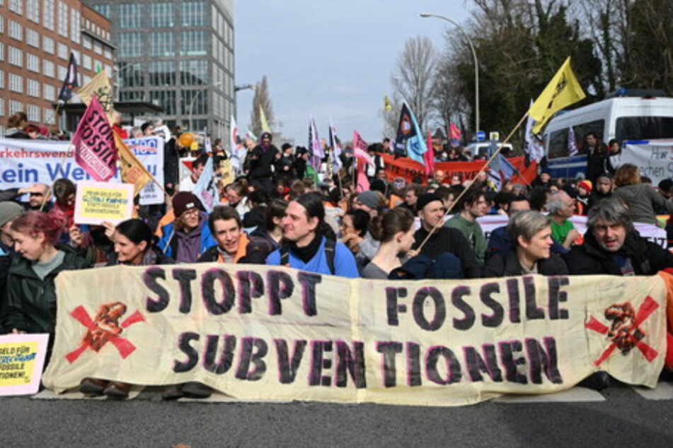 Anfang März blockierte Bündnis "Stoppt Fossile Subventionen" die Elsenbrücke in Berlin.