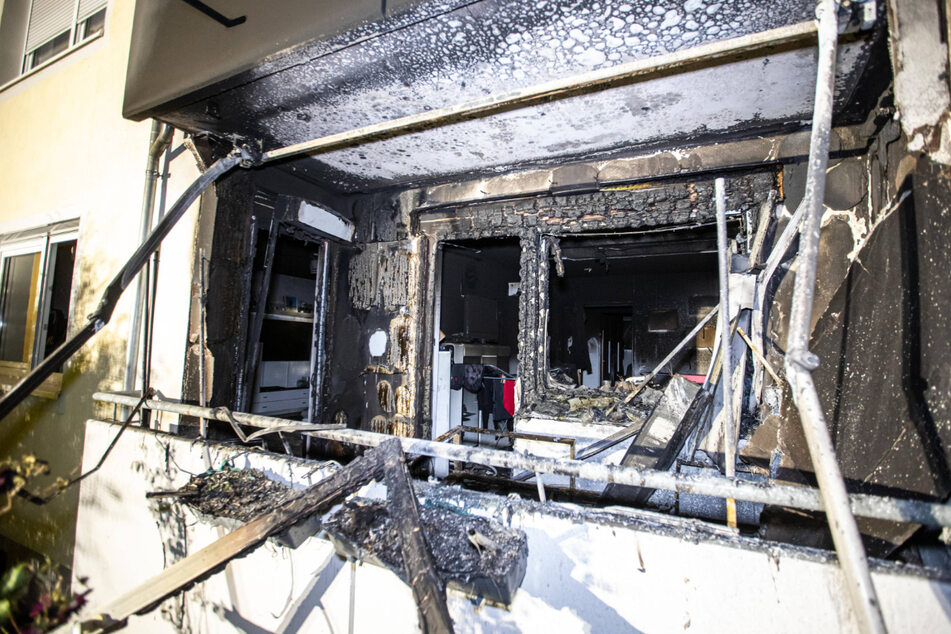 Die Bewohner des Zwölf-Parteien-Hauses blieben bei dem Brand im Erdgeschoss unverletzt.