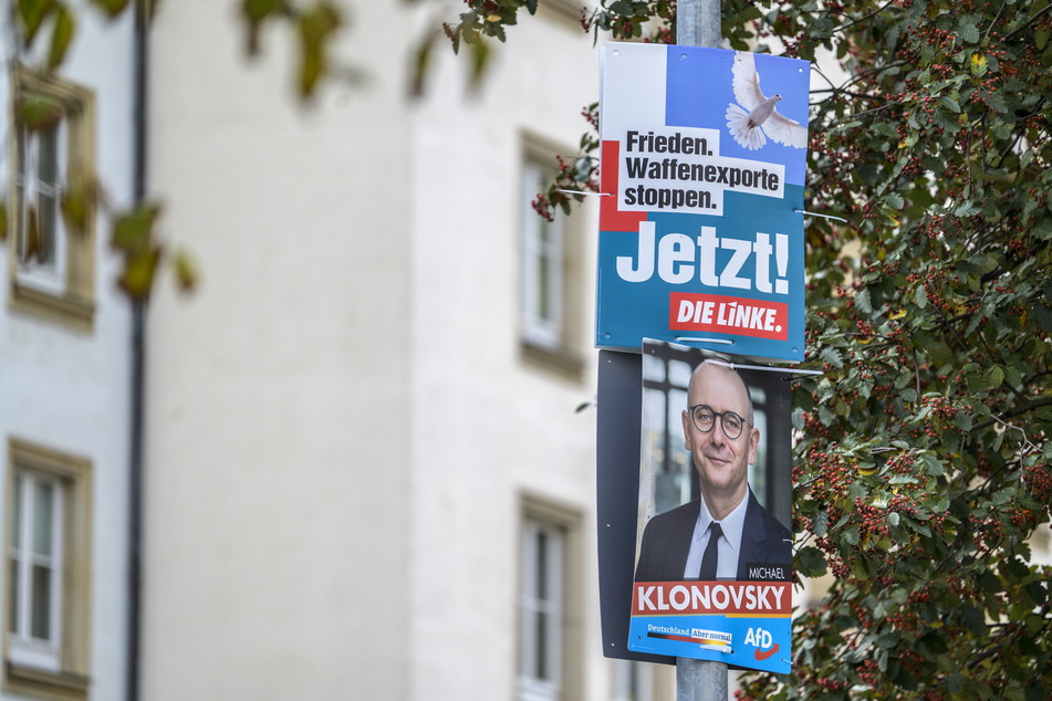 Vergessene Wahlwerbung: Diese Plakate von Linken und AfD hingen am Dienstag in der Theaterstraße.