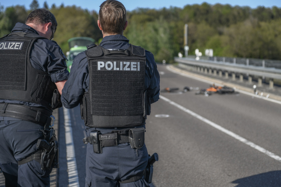 Die Polizisten nehmen den Unfall auf.
