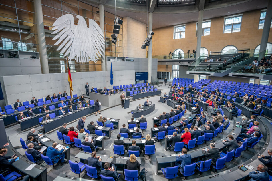 Die Mitglieder der Parteien des Deutschen Bundestages stimmen über ein neues Gesetz ab.