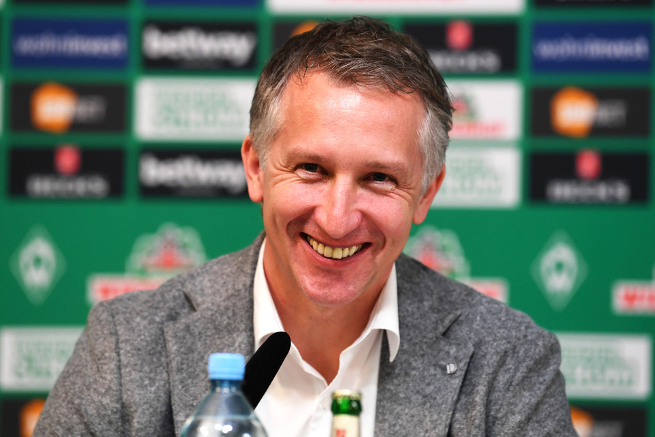 Werder-Geschäftsführer Frank Baumann (46) hat momentan gut lachen.