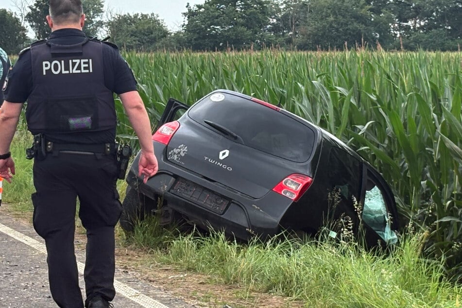 Die Fahrerin des Renaults wurde lebensgefährlich verletzt. Sie musste mit einem Rettungshubschrauber ins Krankenhaus geflogen werden.