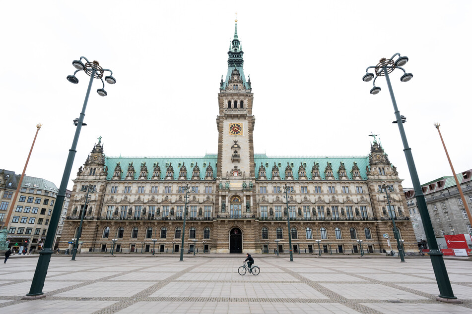 Nahezu menschenleer ist auch der Platz vor dem Rathaus.